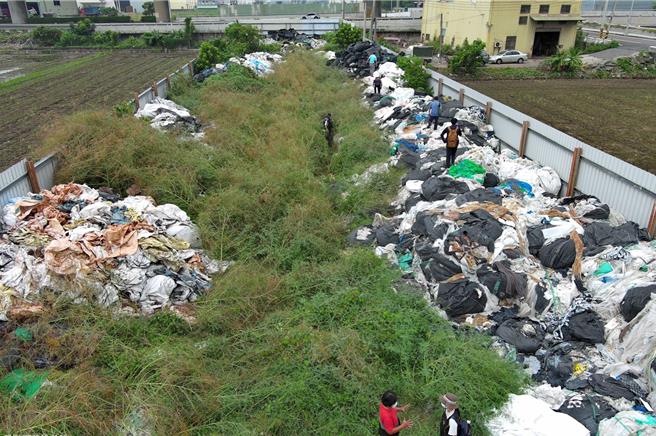 保七總隊三大二中隊會同環保單位，查獲「再生塑」、「弘博」2家環保公司，非法回收廢棄農業塑膠膜及廢塑膠，並違法堆置農地，檢方偵結依違反《廢棄物清理法》起訴林姓負責人等8人。（警方提供／王煌忠台中傳真）