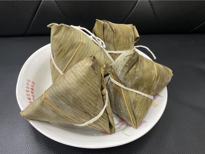 彰化县卫生局提醒民眾，粽子的主要原料为糯米，热量及含油量均高，且纤维含量较低，1颗肉粽约有1至2碗饭的热量，最好适量及搭配蔬果食用。（孙英哲摄）