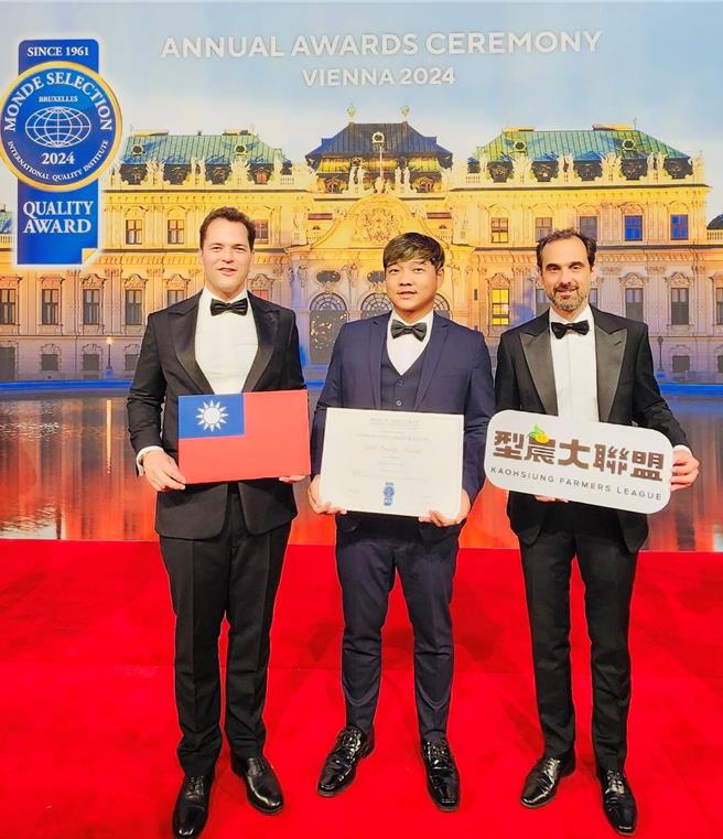 高雄青农王宥胜（中）的有机玫瑰花酱勇夺2024世界品质评鑑大赏金奖。（高雄市农业局提供／林雅惠传真）