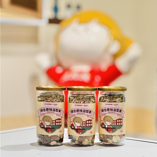 淡水古蹟博物馆与知名品牌「海边走走」推出限量款「淡古联盟」联名商品。（淡水古蹟博物馆提供／张铠乙新北传真）