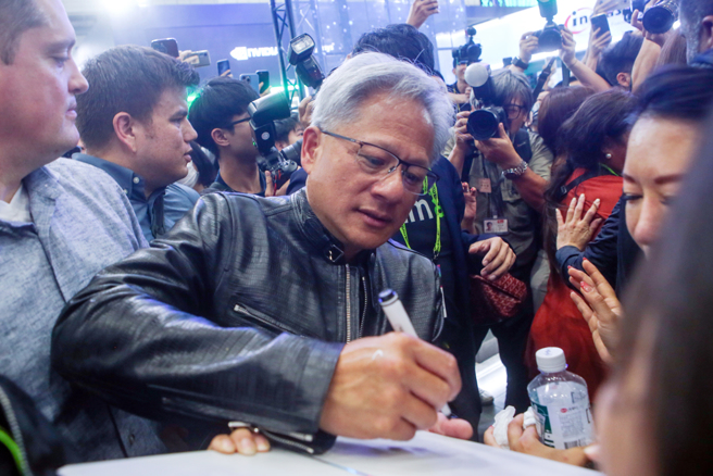 辉达创办人黄仁勋现身台北电脑展，吸引民眾争相抢拍及签名。（邓博仁摄)