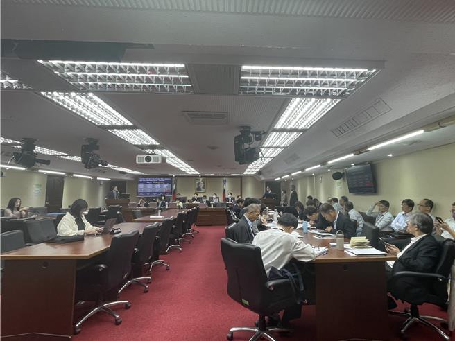 環境部長彭啟明今到立法院社環委員報告「廢棄物暫存量逐年攀升，廢棄物處理政策短中長程規畫」。（蔡佩珈攝）