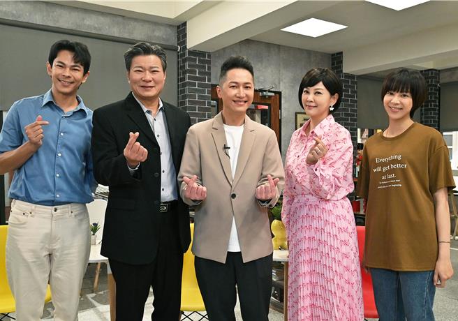 孙绽（左）、陈文山、郭于中、方馨、蔡祥大合照。（台视提供）