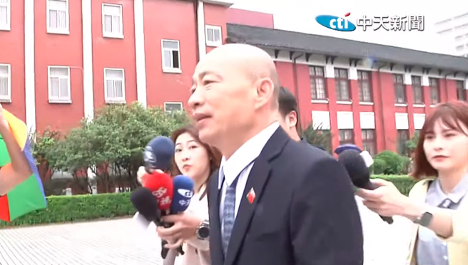 立法院长韩国瑜被问及花东三法，仅说谢谢，并未多作回答。(截自中天新闻)