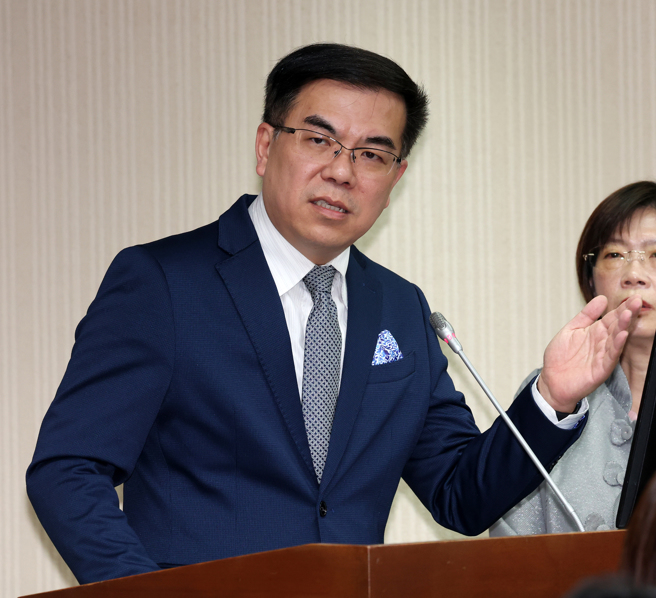 立法院社會福利及衛生環境委員會6日邀請環境部部長彭啟明（見圖）就「廢棄物暫存量逐年攀升，廢棄物處理政策短中長程規劃」進行專題報告並備質詢。（劉宗龍攝）
