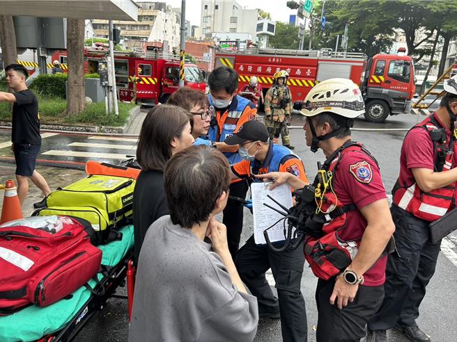 消防隊員將受困民眾救離陽台。（民眾提供／寶智華台南傳真）