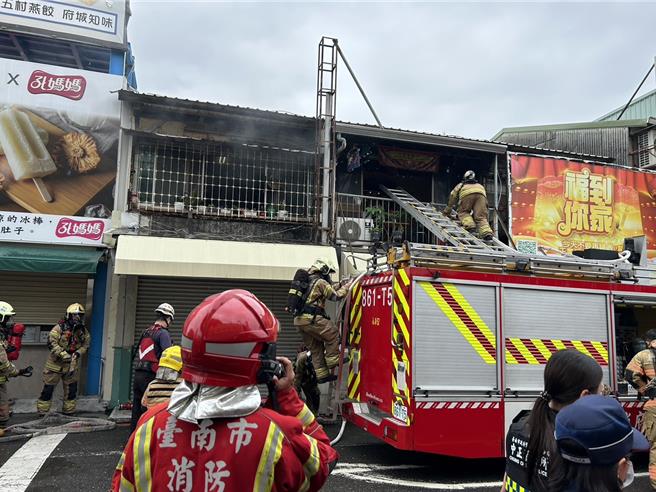 消防隊員架梯救人。（民眾提供／寶智華台南傳真）