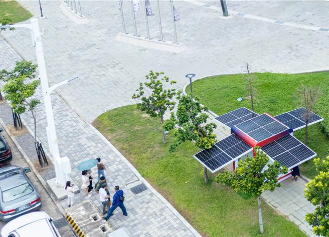 國內第一座完全由綠能供電的智慧杆，7日在大台南會展中心亮相。（經發局提供／曹婷婷台南傳真）