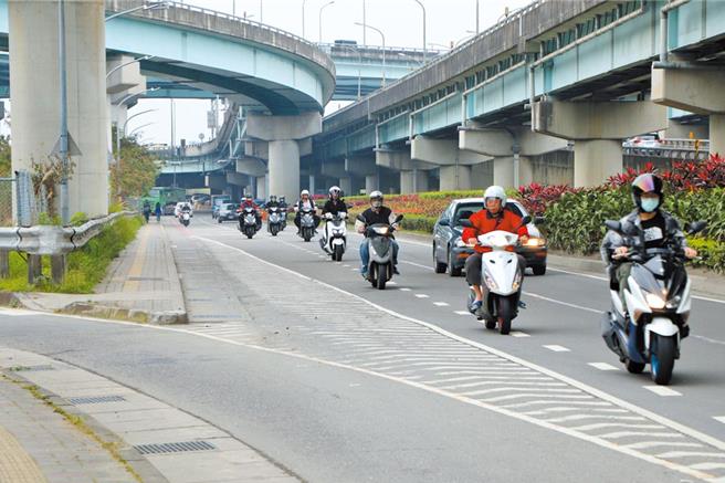 五股中兴路由于路幅持续缩减，导致车祸频传，新北市议员陈明义不断呼吁市府尽速进行拓宽改善工程。（资料照片）