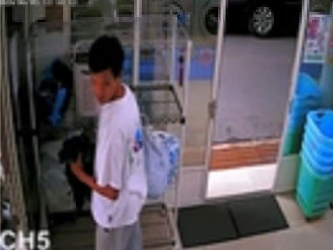 警方调查发现，1名穿着白色上衣的男子潜入自助洗衣店将已烘乾的整袋袜子偷走。（民眾提供／孙英哲彰化传真）