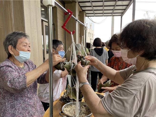 為了迎接端午節，北斗秀和苑和北斗鎮七星社區發展協會一起舉辦「粽」藝活動，大家一邊包粽一邊聊天，氣氛歡樂，留下滿滿的回憶與歡笑。（北斗秀和苑日照中心提供／葉靜美彰化傳真）