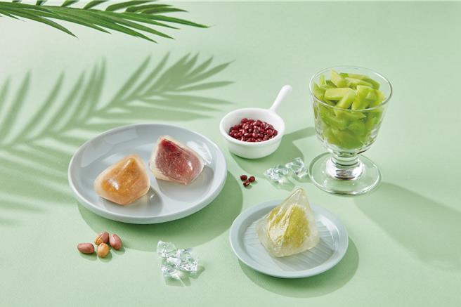 爭鮮推3款「藏心甜冰粽」限時販售，每顆售價40元。（爭鮮餐飲集團提供／朱世凱台北傳真）