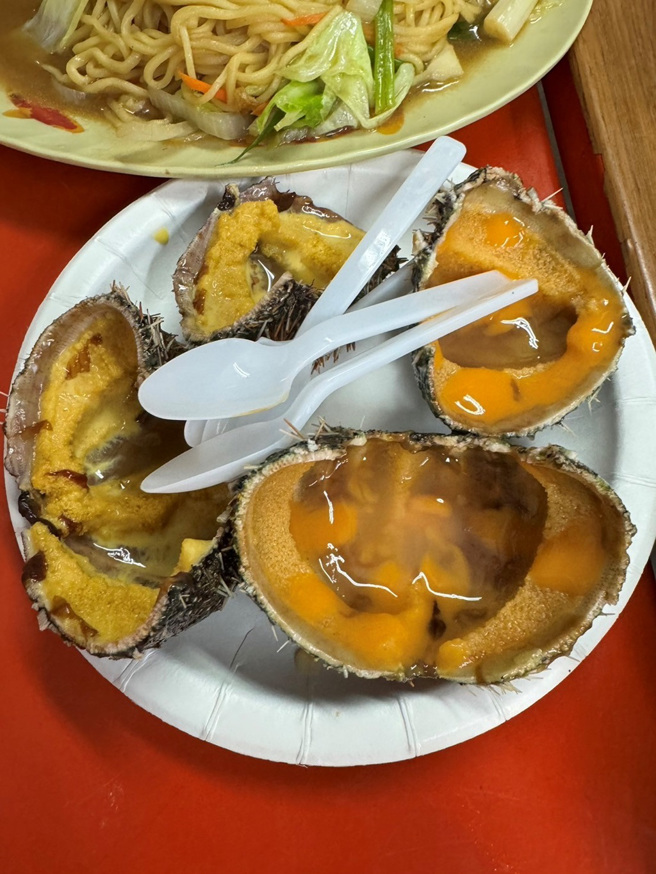 龟吼渔夫市集内贩售夏季盛产的紫海胆(图/新北市渔业处提供)