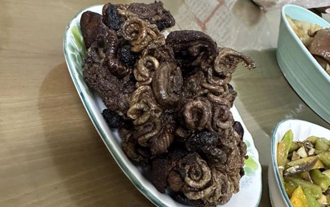 台南媳妇看到桌上一道菜吓歪，老饕狂讚是限量版美食。（图／翻摄自爆废1公社）