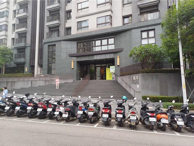 藝人唐治平6日上午在租處大吼大叫，警消獲報到場處理。（淡水警分局提供）