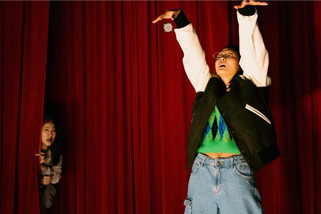 王淨這次演出毫無才華的廢物「新人鬼」，喜感十足。（牽猴子提供）