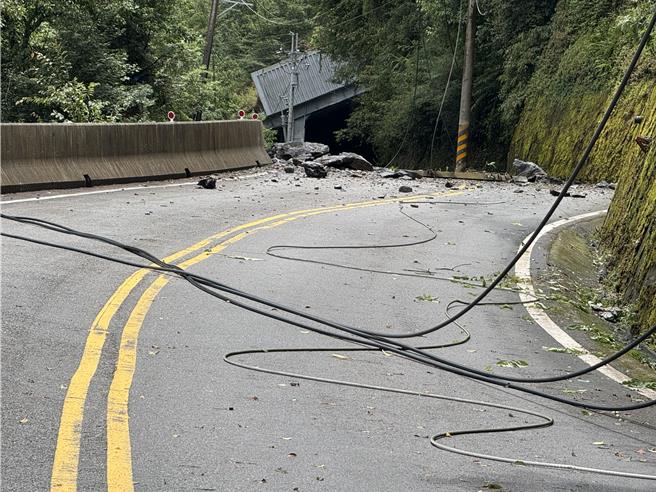 中橫便道外，台8線61k處今因傳出落石砸斷電線，造成梨山地區停電。（台電台中營業處提供／張妍溱台中傳真）