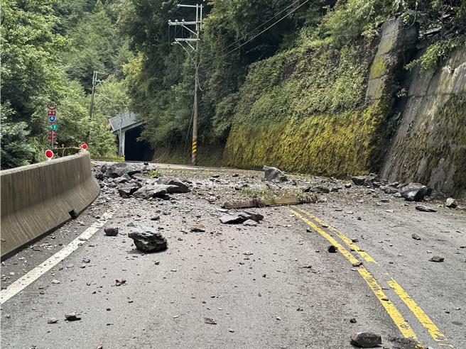 台中市梨山地區這幾天持續降雨，部分路況仍有許多零星落石。（台電台中營業處提供／張妍溱台中傳真）