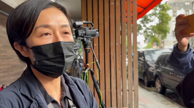 黄韵玲今下午赴邱瓈宽母亲的灵堂致意。（黄雯犀摄影）