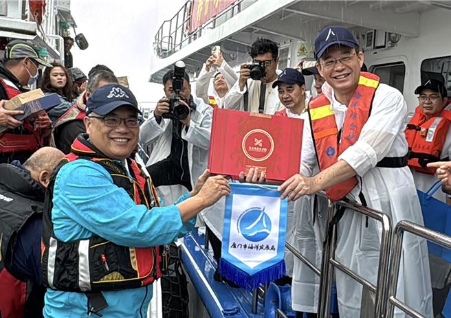 金門縣副縣長李文良(左)與廈門市海洋發展局長曾東生(右)交換贈禮後，雙方開始放流魚苗活動。(于家麒攝)