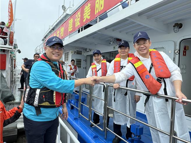 金門縣副縣長李文良(左)與廈門市海洋發展局長曾東生(右)相約明年再續，而且還要擴大規模辦理，使金廈海域資源得以永續繁榮。(于家麒攝)