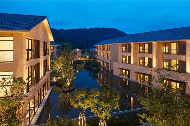 聯名餐酒會住房專案內含入住指定房型一晚、「盛夏微醺」晚餐兩客、翌日自助式早餐兩客，優惠價13，999元。(宜蘭力麗威斯汀度假酒店提供)