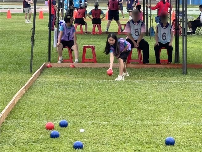 台中市立新国中特教班学生沈郁惠和林予涵日前代表台中市参加全国身心障碍运动会，荣获特奥滚球赛女子双人组全国第1名佳绩。（立新国中提供／潘虹恩台中传真）