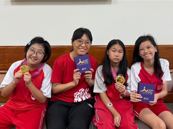 全国身心障碍运动会日前落幕，台中市立新国中特教班学生沈郁惠（右二）和林予涵（左一）荣获特奥滚球赛女子双人组全国第1名佳绩，让师生与有荣焉。（潘虹恩摄）