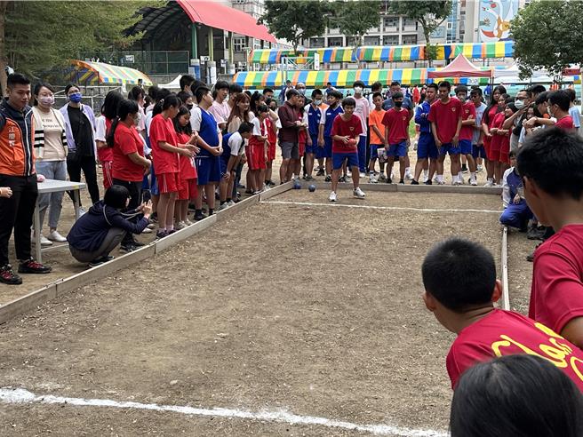 立新国中自2016年起推动滚球运动，全校一年级的学生不分普通班和特殊班会一起上滚球，透过滚球比赛、趣味竞赛等促进普通生与特殊生共融共学，也让特殊孩子发觉更多可能。（立新国中提供／潘虹恩台中传真）
