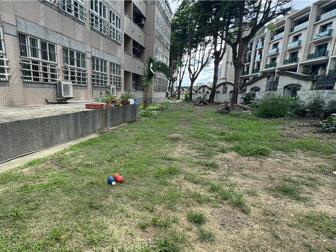 台中市立新国中特教班学生沈郁惠和林予涵日前获得全国身心障碍运动会特奥滚球赛女子双人组全国第1名佳绩，回顾备战过程，校内练习仅能利用教室侧边一处空地进行，地形稍有坡度、地面不够平坦还夹杂石块，过程并不容易。（潘虹恩摄）