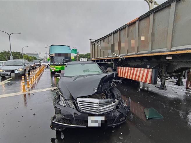 洲美快速道路發生5車連撞事故。（警方提供）