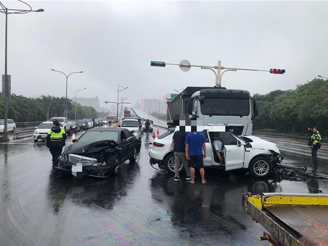 洲美快速道路發生5車連撞事故。（警方提供）