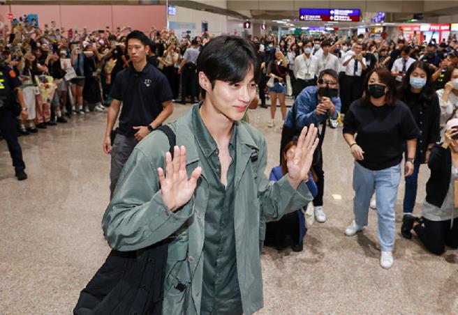 邊佑錫親切地揮手。(陳麒全攝影)