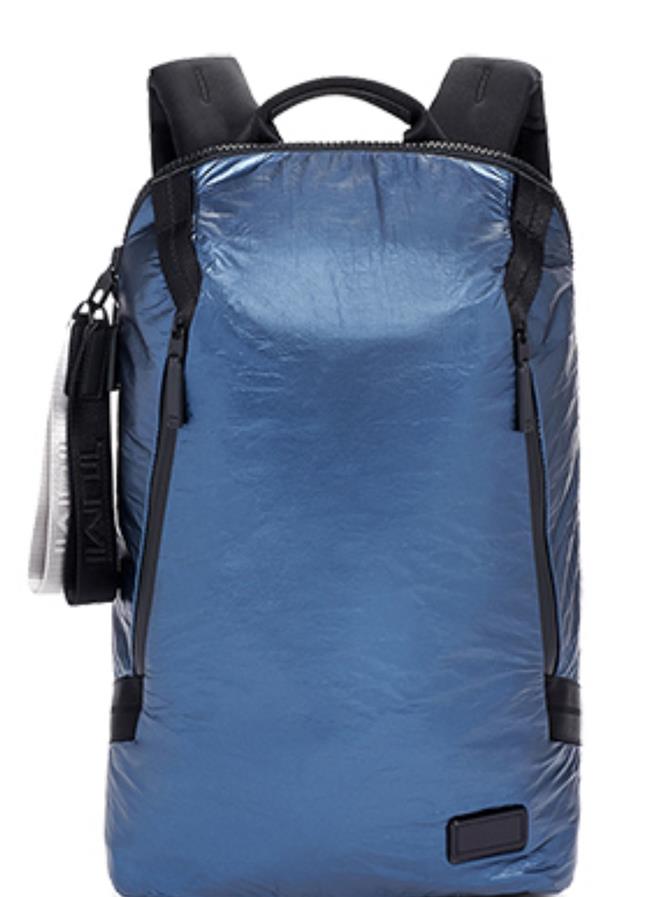 禮客Outlet的「TUMI海軍藍後背包」，原價1萬9600元、特價3920元。（禮客Outlet提供／朱世凱台北傳真）