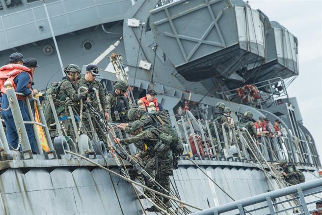  官兵实施「湿网教练」，自中明军舰换乘至LCM机械登陆艇。（记者陈怡璇摄）