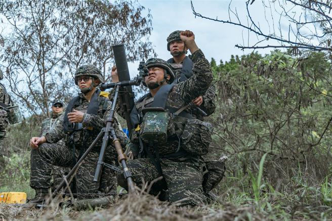  火力排官兵于海滩周边选定要点执行抢占阵地，发挥火力支援效能。（记者陈怡璇摄）