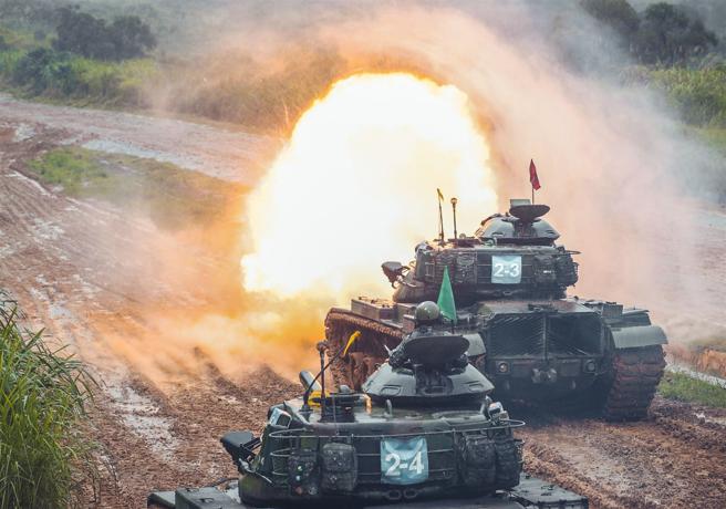 花防部战车营昨日实施实弹射击训练，发扬炽盛火力，展现连日训练成果。（记者陈彦陵摄）