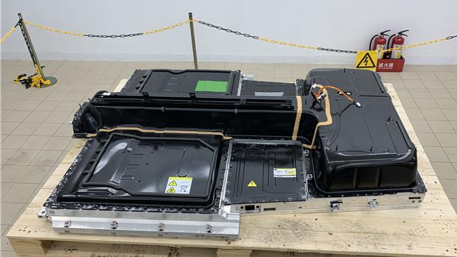 電研機構指出，電動車電池、儲能電池等電池採購價格在第2季末可能小幅下跌，圖為電動車模組化電池。（圖／柳名耕攝）