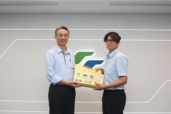 台北捷運公司肯定電聯車行車專員連穎承拾金不昧的表現，特地安排於主管會報上公開表揚。（台北捷運公司提供／劉彥宜台北傳真）