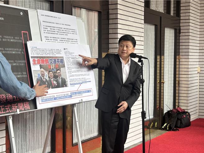 立院國民黨團總召傅崐萁駁斥花東交通案是錢坑，強調他數度表示是採BOT案、政府零出資。（陳薏云攝）