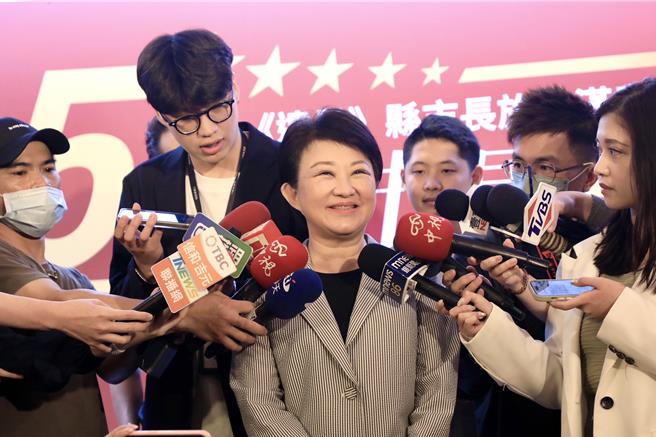 台中市長盧秀燕6日北上出席五星縣市長頒獎典禮，對媒體追問，一一做出回應。（台中市政府提供／馮惠宜台中傳真）