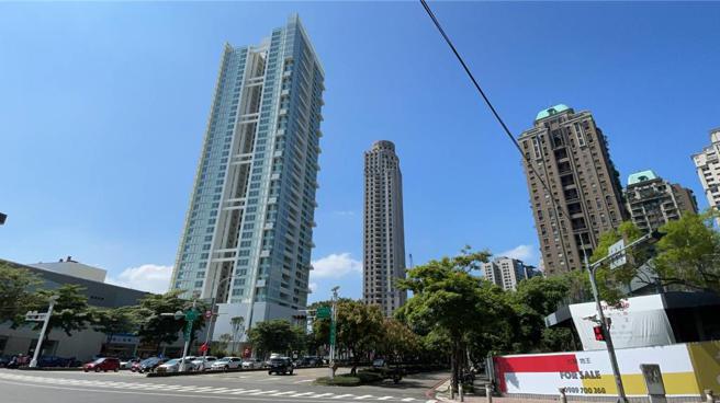 台中七期豪宅「新朗日匯」传出以现金价6折出售30余户却无法过户，已有订购户向法院声请支付命令！（图／曾丽芳）