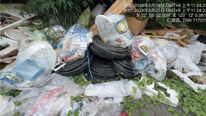 台86線沿線遭不肖人士傾倒廢棄物達數十噸。(鄭佳欣提供／曹婷婷台南傳真)
