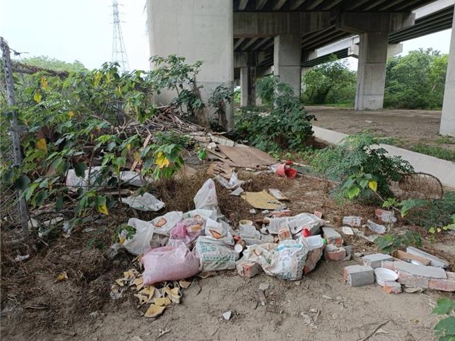 台86線沿線遭不肖人士傾倒廢棄物達數十噸。(鄭佳欣提供／曹婷婷台南傳真)