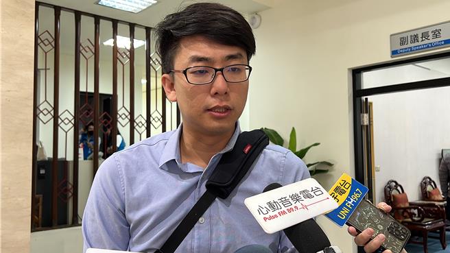 新竹市晴空匯大樓火警，造成李詠真、周立鑫2名勇消殉職，市議員劉崇顯6日質疑當天火場安全管制以及相關調度。（王惠慧攝）