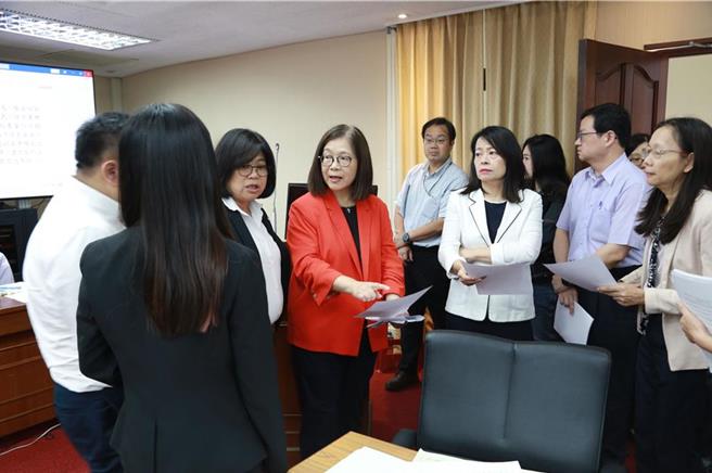 立法院內政委員會6日對海洋保育法草案做第四次審查會議，針對最爭議的審議會組成、罰則額度等取得共識，全案審竣且毋須經朝野協商，送院會逕付二讀。海委會主委管碧玲（左三）感謝各界幫忙。（海保署提供／林瑞益高雄傳真）