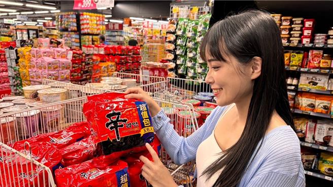 家乐福「麵麵博览会」推荐超过100款口味泡麵，活动期间还有会员专属红利点数10倍送、买1送1等优惠。（家乐福提供／冯惠宜台中传真）