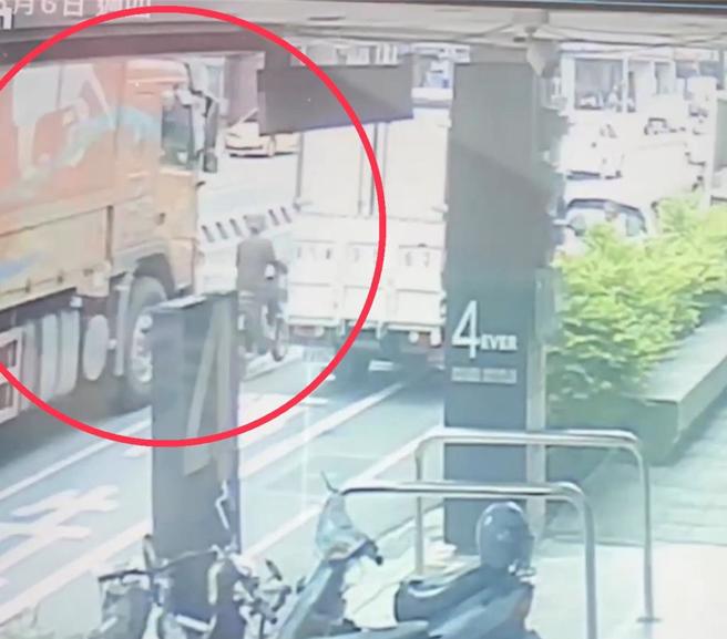 老婦向左偏離行駛，遭經過的大貨車擦撞。（民眾提供／寶智華台南傳真）