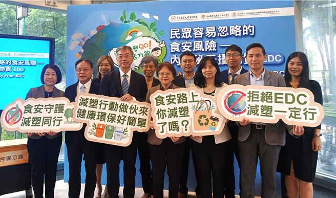 为响应6月7日「世界食品安全日」，台北医学大学食品安全学系提醒，不使用过度磨损的不沾锅、不使用塑胶袋盛装热食等，远离内分泌干扰物质的伤害。（王家瑜摄）