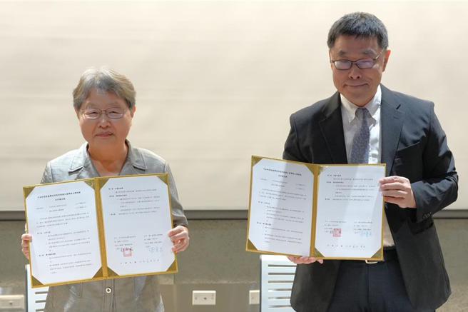 中研院臺湾史研究所长锺淑敏(左)、国立臺湾歷史博物馆长张隆志(右)。图／中研院